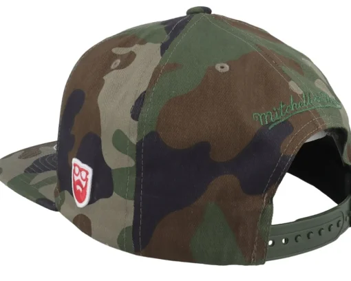 Snapback-Bearded Man Retro Logo Script Patch Camo Snapback -